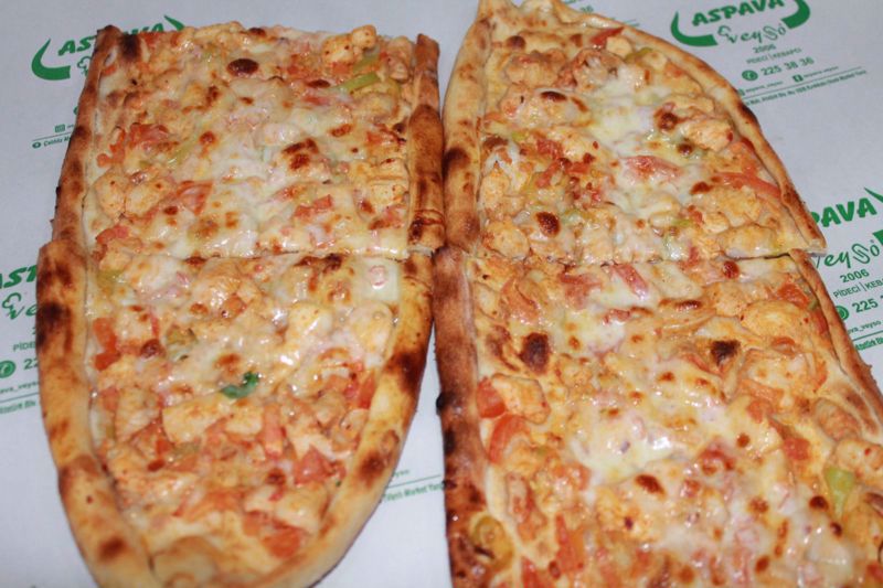 Tavuklu Kaşarlı Pide
